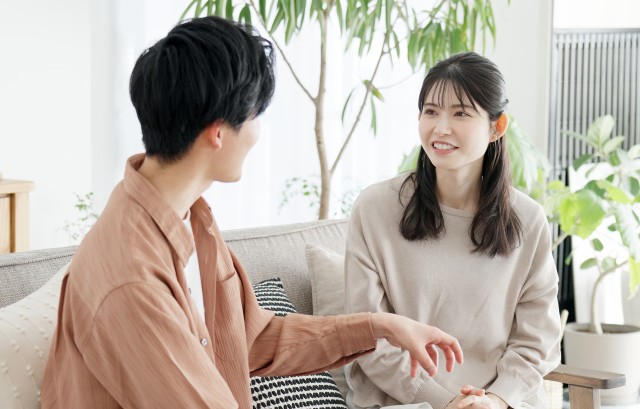 相談するカップル