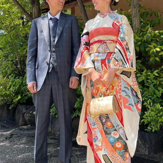 チェック柄のスーツを着た男性と振袖姿の女性