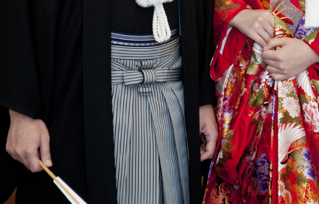 袴を着た男性と色打掛を着た女性