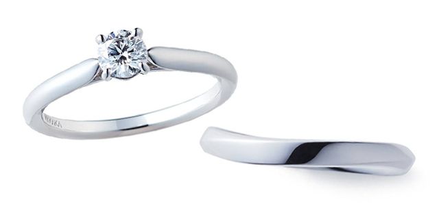 ダイヤモンドのついた婚約指輪と日常使いやすい結婚指輪の例