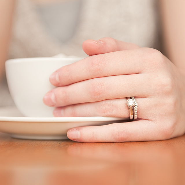 婚約指輪と結婚指輪を重ねてつける女性