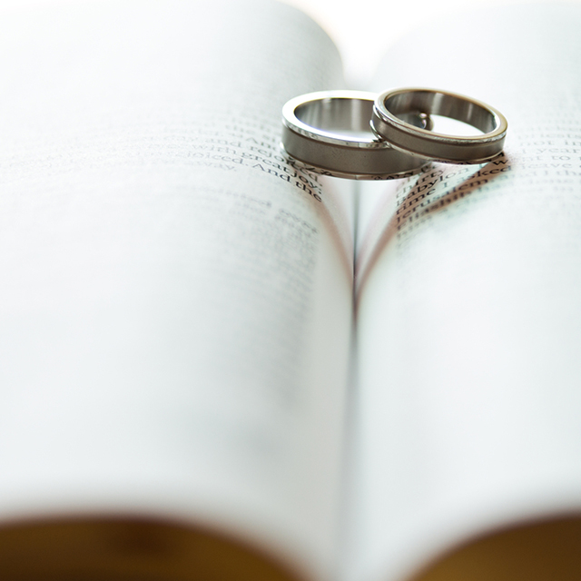 重なる結婚指輪
