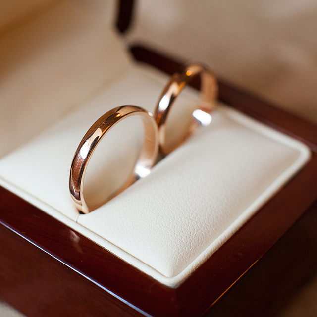 リングケースに収まる2つの結婚指輪