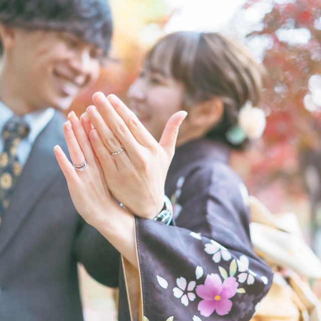 結婚指輪をつけたカップル