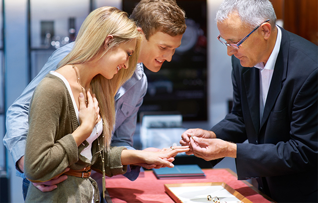 指輪を選ぶカップル