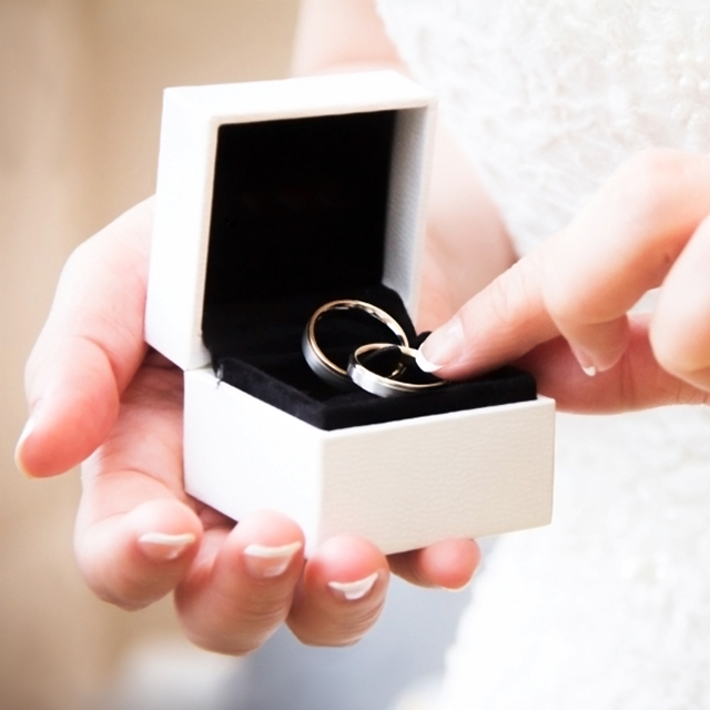 指輪ケースに収まる結婚指輪