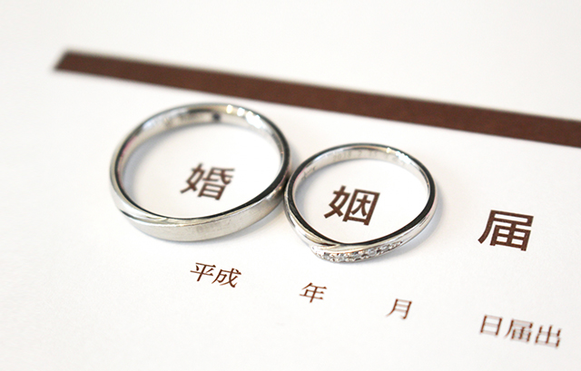 婚姻届の上に置かれた結婚指輪