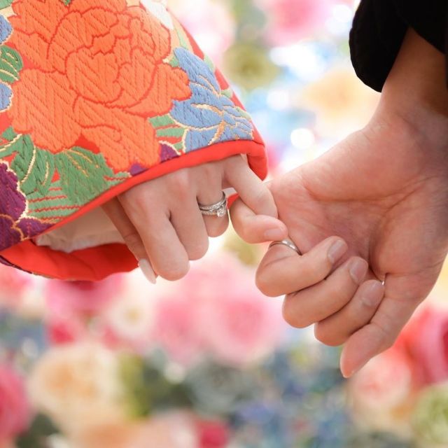 結婚指輪をつけたカップル