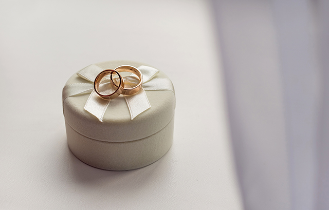 リングケースの上にのせられた結婚指輪