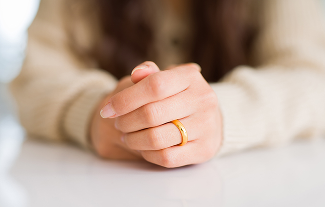 結婚指輪をつけた女性