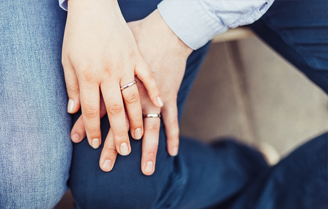 結婚指輪をつけた男女の左手