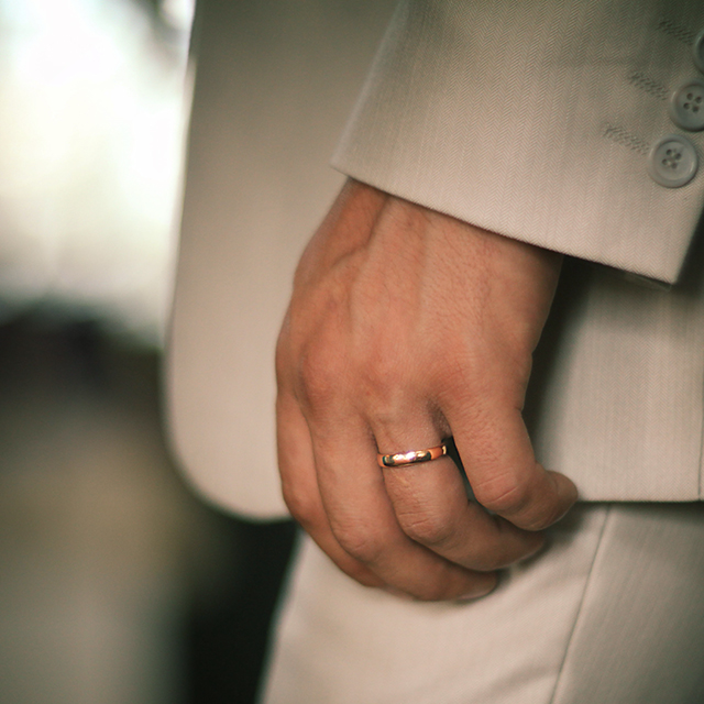 結婚指輪をつけた男性の手