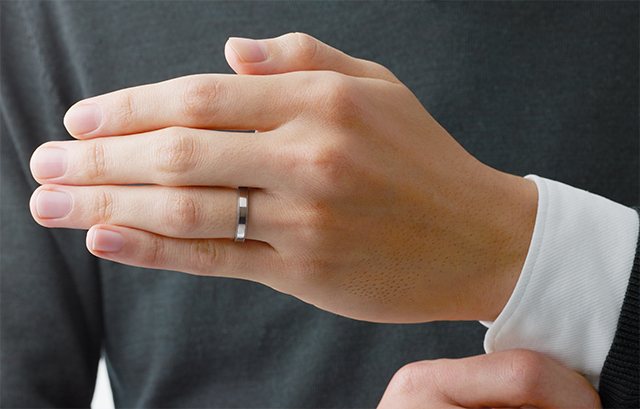 結婚指輪をはめた男性