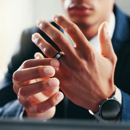 指輪をはめた男性