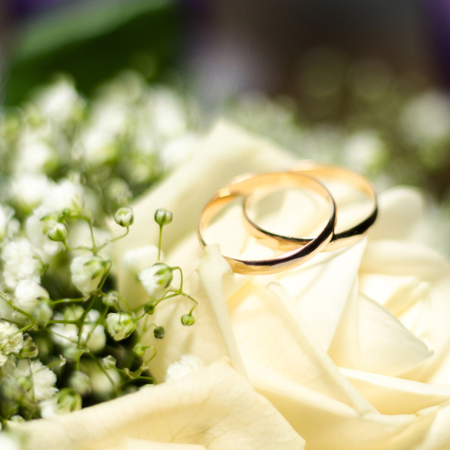 花束の上に置かれた2つの結婚指輪