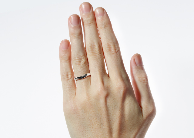 NIWAKA の結婚指輪　初桜（ういざくら）を着用した手