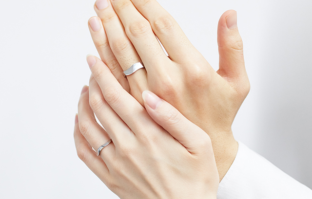 NIWAKA の結婚指輪　相互（そうご）を着用した男女の手