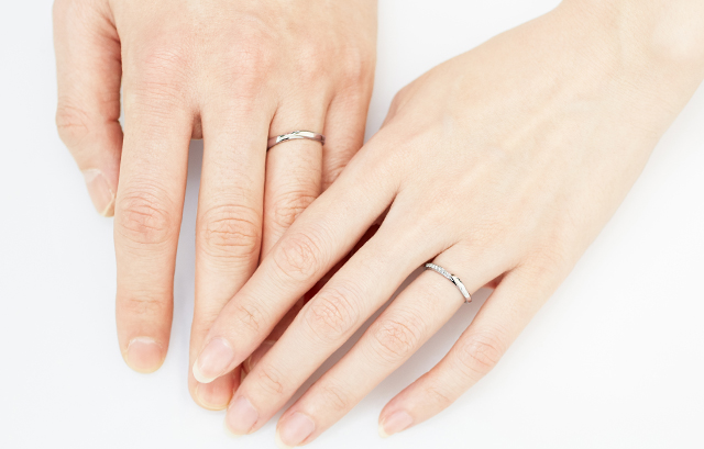 NIWAKA の結婚指輪　せせらぎを着用した男女の手