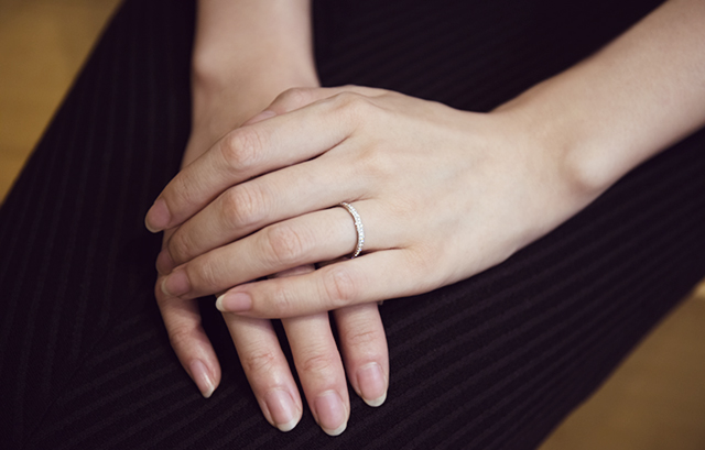 ダイヤのついた指輪を着用した女性の手元