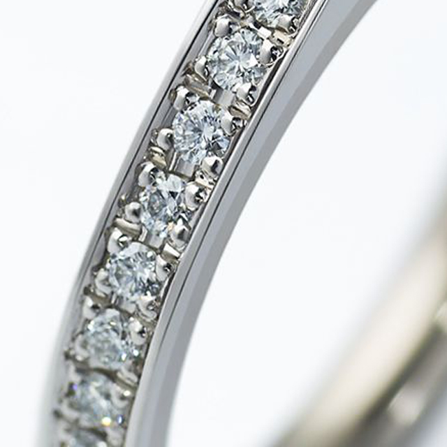 ダイヤが埋め込みタイプの結婚指輪