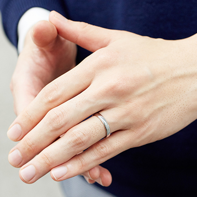 平甲丸の結婚指輪をつけた手