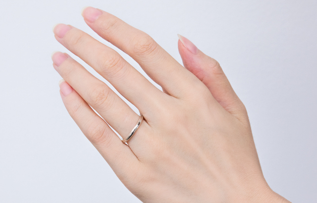 シンプルなデザインの指輪を付けた女性