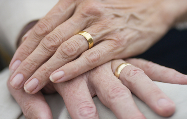 結婚指輪を付けた熟年夫婦