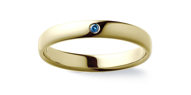 ブルーダイヤモンドを留めたゴールドの結婚指輪