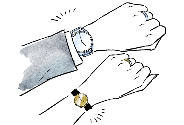 シルバーの腕時計とプラチナの指輪をつけた男性、ゴールドの指輪とゴールドが入った腕時計をつけた女性