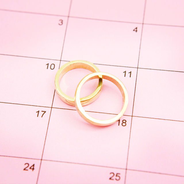 カレンダーの日付の上に重ねて置かれた結婚指輪