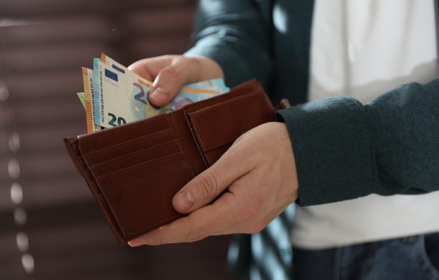 財布からお金を出す様子