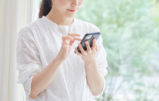 スマホを触る女性