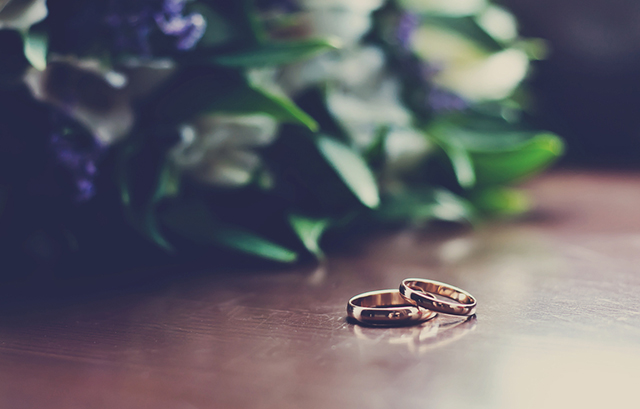机に置かれた2つの結婚指輪