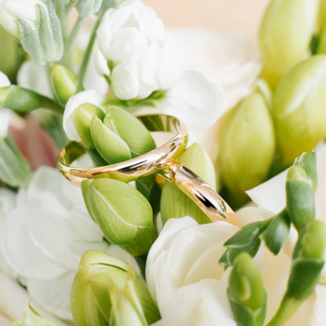 花の蕾にかけられた結婚指輪