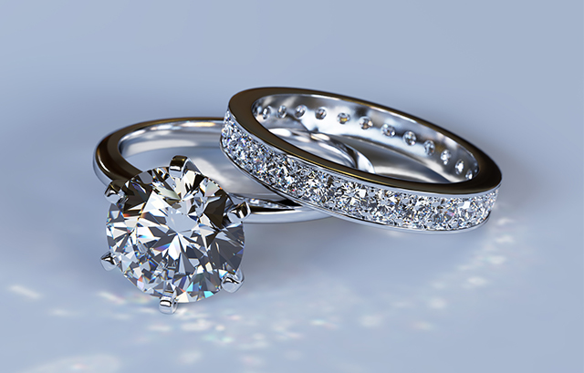 ダイヤモンドが輝く婚約指輪と結婚指輪