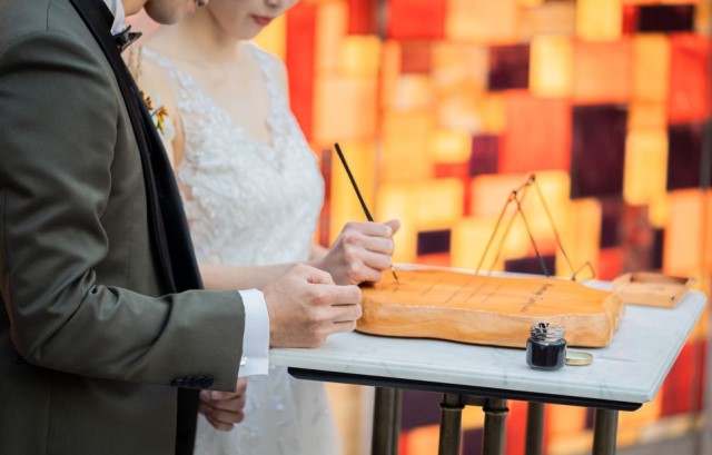 結婚証明書にサインする様子