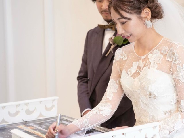 結婚証明書にサインする様子