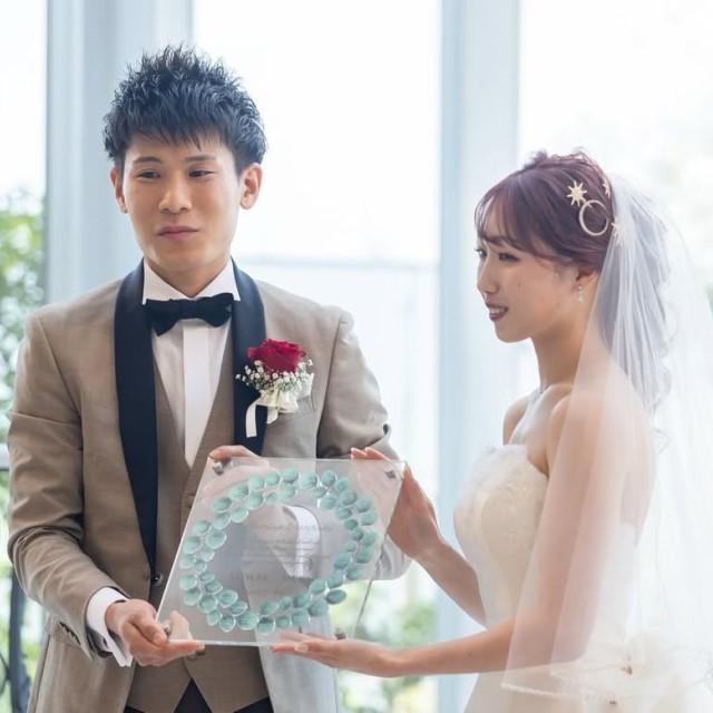 結婚証明書をゲストに見せる様子