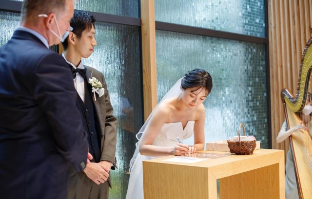 結婚証明書にサインする様子