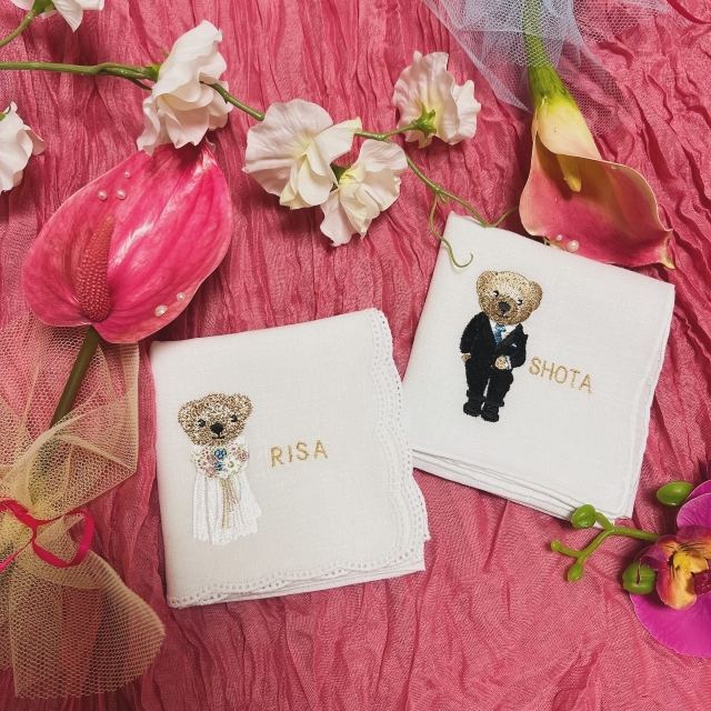 クマと新郎新婦の名前の刺繍が入ったハンカチ