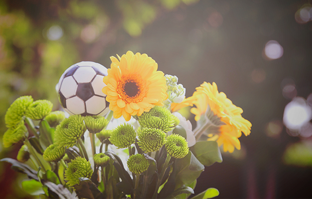 小さなサッカーボールが飾られた花束