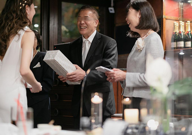 親に贈りものをする様子