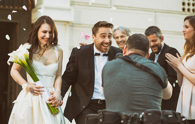 結婚式の様子を撮影するカメラマン