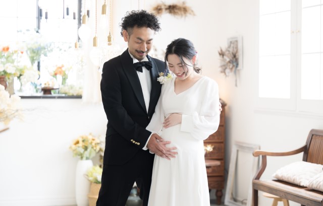 妊娠している妻と夫のウェディングフォト