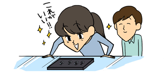 指輪を選ぶカップル