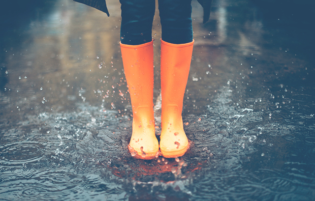 雨を弾くオレンジ色の長靴