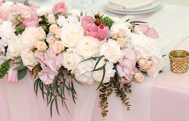 丸みのある花々のブーケが装飾されたテーブル