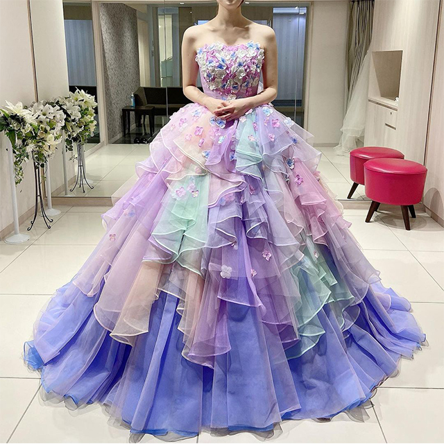 紫色をベースにしたウェディングドレス姿の花嫁