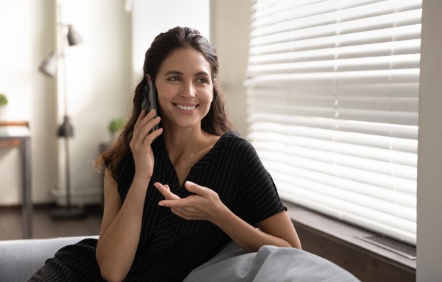 電話をかける女性
