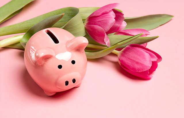 豚の貯金箱と花